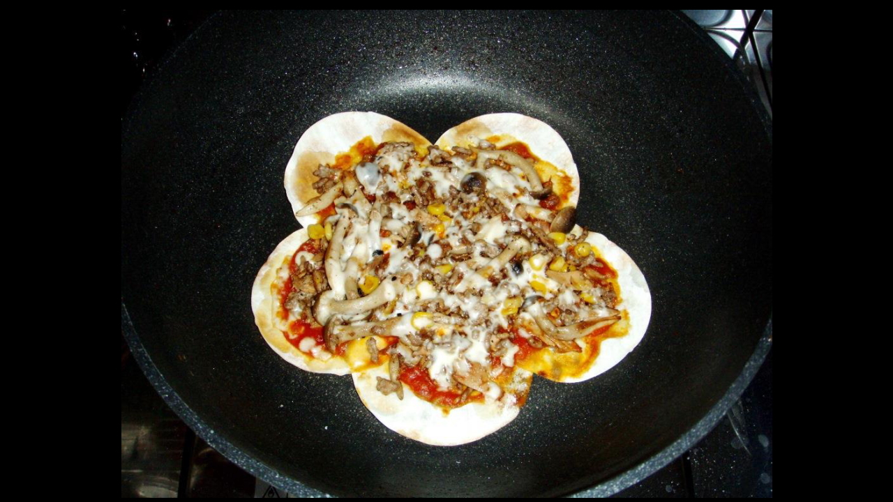 餃子の皮でクリスピーピザ